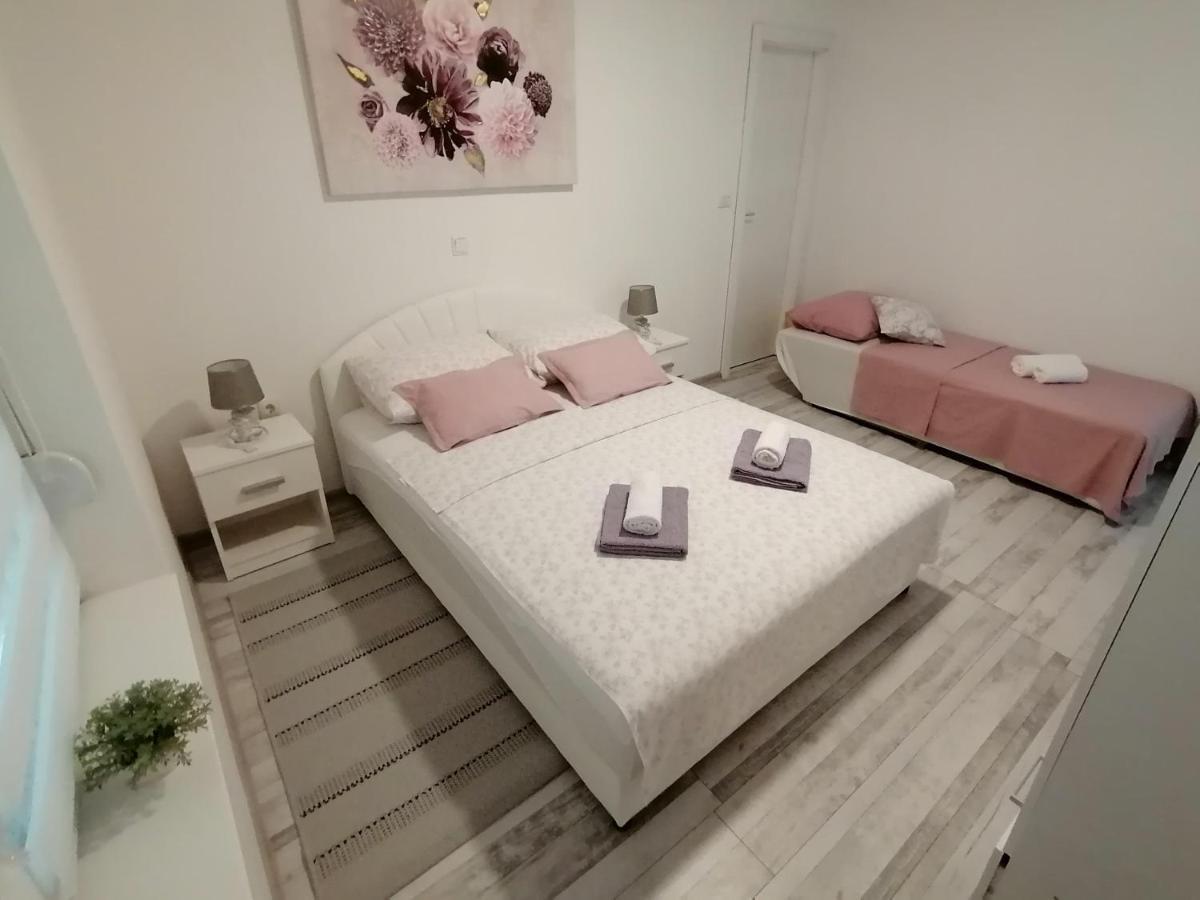 Apartman Lidija Dinjiška Exterior foto