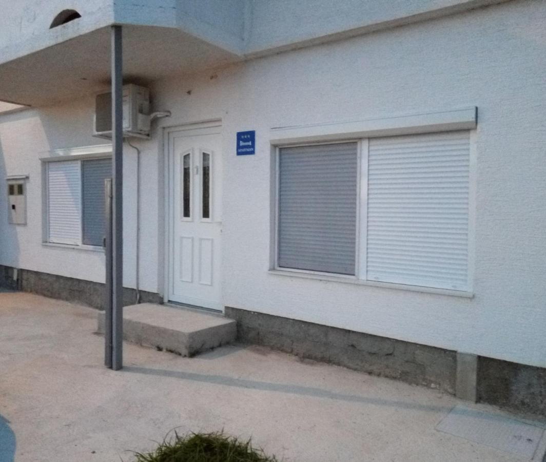 Apartman Lidija Dinjiška Exterior foto