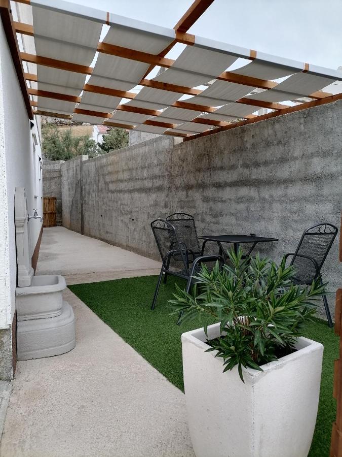 Apartman Lidija Dinjiška Exterior foto